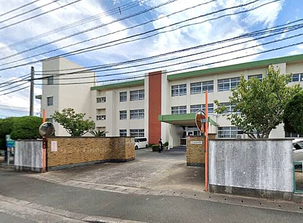 水巻町立水巻南中学校（約1,300m）