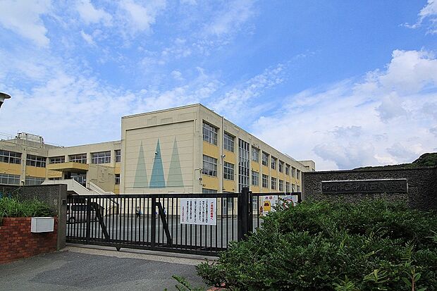 中間市立中間西小学校（約720m）