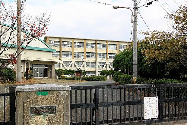 中間市立中間東中学校（約240m）