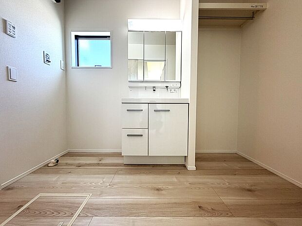【【1号棟】洗面脱衣室】ゆったりとした洗面脱衣室!便利なパイプ付き枕棚有り♪