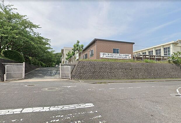 宗像市立自由ヶ丘中学校（約800m）