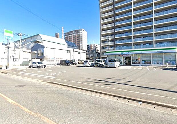 ファミリーマート福岡箱崎公園前店（約150m）