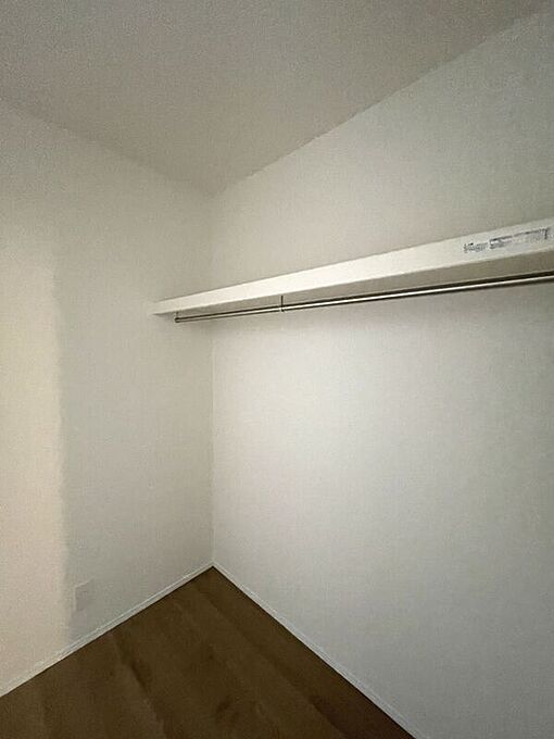 洗面脱衣室と廊下から行き来できる便利なファミリークローク!