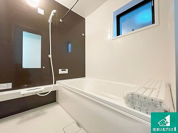 ゆったりと足を伸ばせる浴室は一日の疲れを癒してくれる大切な空間です。小窓も付いており換気も行えます。浴室乾燥機も設置しているので、雨の日の洗濯物はこちらで！