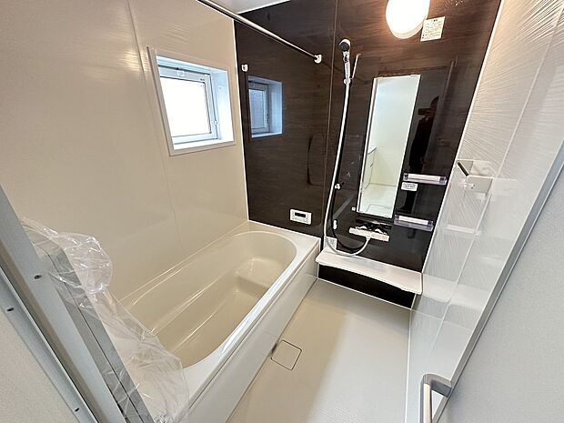 【浴室】足をゆったり伸ばして寛げる浴槽です。高い位置に窓を設け、外部からの視線も気にならない設計にし、かつ差し込む光が明るく穏やかな雰囲気にしてくれます♪