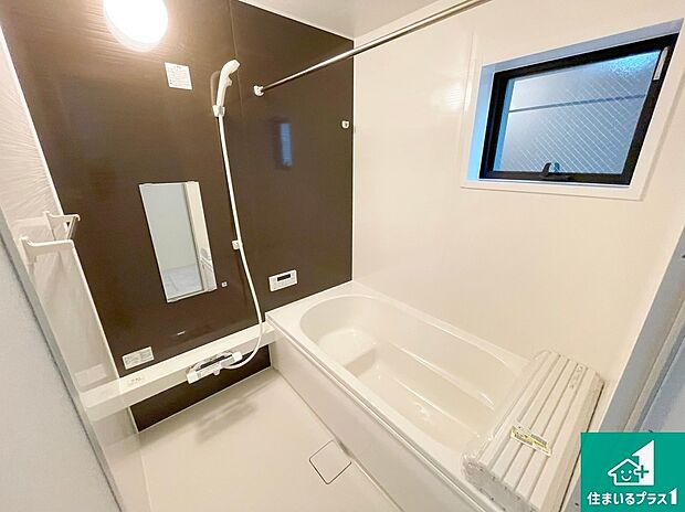 【浴室】ゆったりと足を伸ばせる浴室は一日の疲れを癒してくれる大切な空間です。小窓も付いており換気も行えます。浴室乾燥機も設置しているので、雨の日の洗濯物はこちらで！
