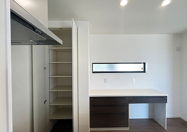 【カップボード】キッチンとおそろいの扉でコーディネートされたカップボード。お気に入りの食器やキッチン小物、ストック食品もしまえます。また足元の一部に開口があるので、市販のゴミ箱もすっきりと収納できます。