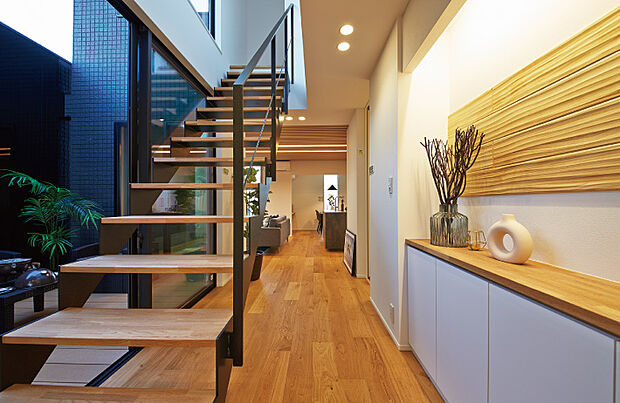 【【野口モデル】】吹抜けに面した大開口の窓が鉄骨階段をより開放的に。LDKに続くフローリングの床材にはオークの積層を採用しています。建物参考価格3700万円 建物面積134m2