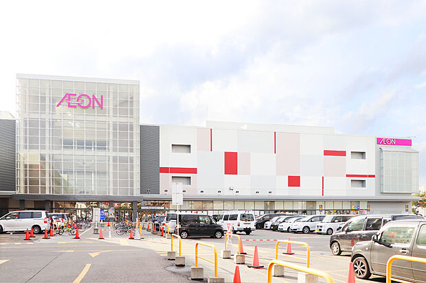 豊富な品揃えで日常の買い物を支える「イオン札幌元町ショッピングセンター」が徒歩9分。