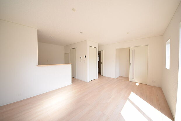 【リビング】■外観、間取り、陽当たり、風通り、リビング、キッチン、駐車、スペース、眺望、街並み、周辺環境など、こちらの物件で毎日の暮らしに役立つポイント「知って納得」生活イメージを詳しく説明させて頂きます。