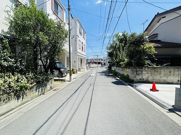 【前面道路含む現地写真】■外観、間取り、陽当たり、風通り、リビング、キッチン、駐車、スペース、眺望、街並み、周辺環境など、こちらの物件で毎日の暮らしに役立つポイント「知って納得」生活イメージを詳しく説明させて頂きます。