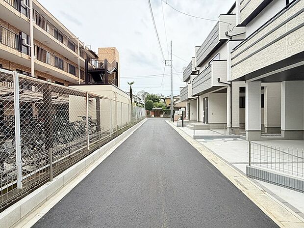 【前面道路】■外観、間取り、陽当たり、風通り、リビング、キッチン、駐車、スペース、眺望、街並み、周辺環境など、こちらの物件で毎日の暮らしに役立つポイント「知って納得」生活イメージを詳しく説明させて頂きます。