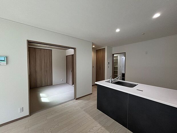 対面キッチンで家族と楽しくおしゃべりしながら団らんリビング。奥行きあるシステムカウンターだからお料理もはかどります。和室やソファー側なども見通しやすくお子様も見守りやすい間取り。