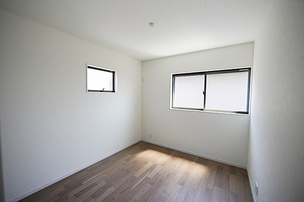【2号地/子供部屋】扉や窓枠など白のカラーで統一。清潔感あるお部屋です。