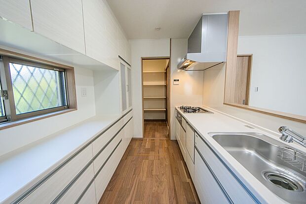 【1号地キッチン】システムキッチンの調理スペースも広く使いやすい!食洗器や浄水器も標準装備。