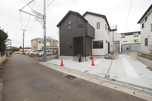 前面道路（幅員約4m）を含む現地写真