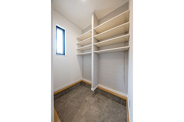 【玄関横のSIC】スーツケースやアウトドア用品なども収納可能な玄関横の大型収納空間。外で使用するものも室内に持ち込まずに保管ができます。