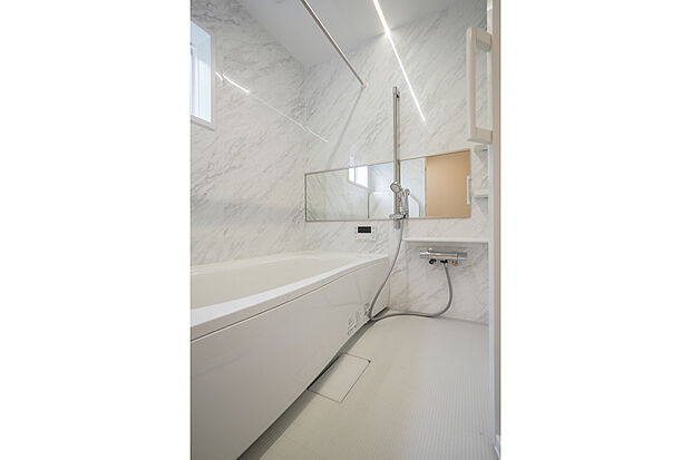 【1号棟/システムバス】落ち着いた色合いのシステムバスです。寛ぎのバスタイムで日々の疲れからカラダを解放しましょう