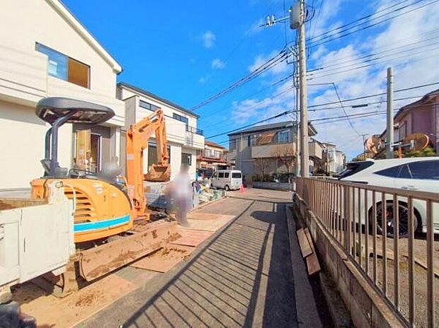 【前面道路含む外観】前面道路含む販売現地/J号棟