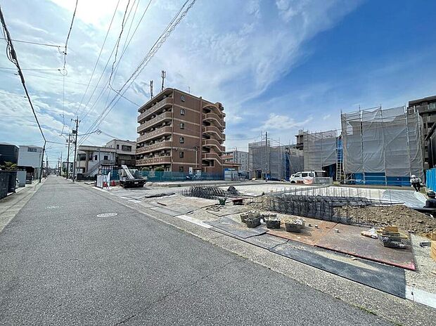【前面道路含む現地写真】
現在建築中です。完成に向けて順調に工事が進んでいます。