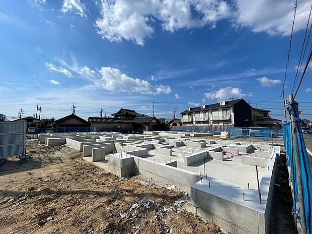 【現地写真】
現在建築中です。完成に向けて順調に工事が進んでいます。