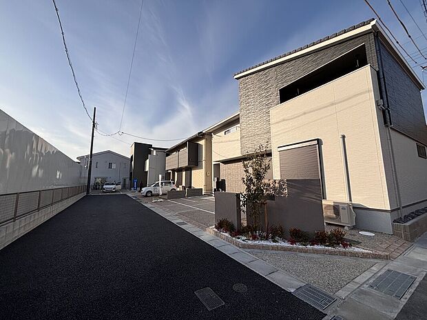 【【前面道路含む現地写真】】東側前面道路幅員約5.1m～5.2m公道に面しています。子育てグリーン住宅支援事業対象物件です(諸条件有)。