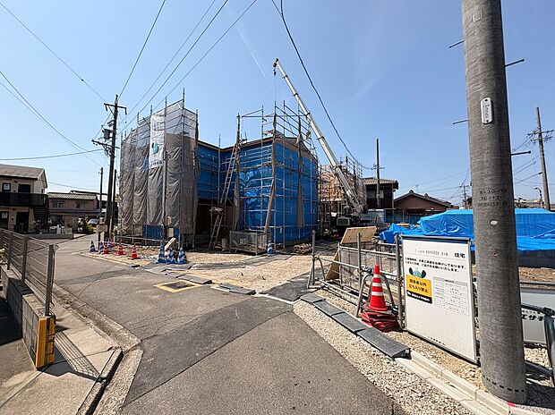 【【前面道路を含む現地写真】】現在建築中です。完成に向けて順調に工事が進んでいます。
