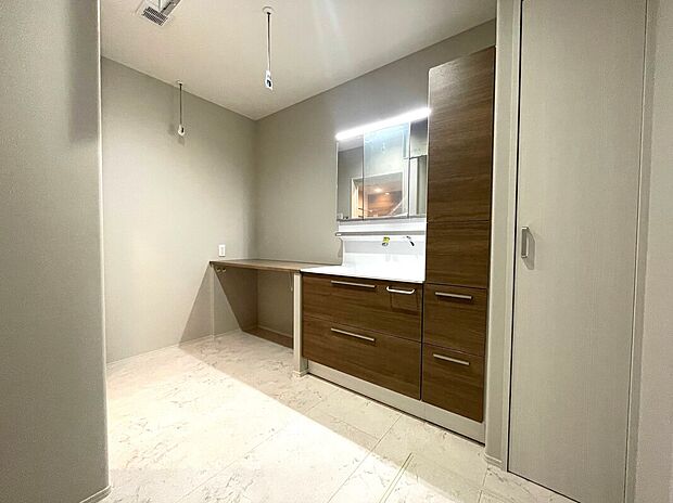 【【B-8棟　洗面室】】毎日の洗濯が楽になる便利なカウンター付きランドリースペース。洗う・干す・乾かす・畳むが1つの空間で行え、家事動線がラクラクです♪