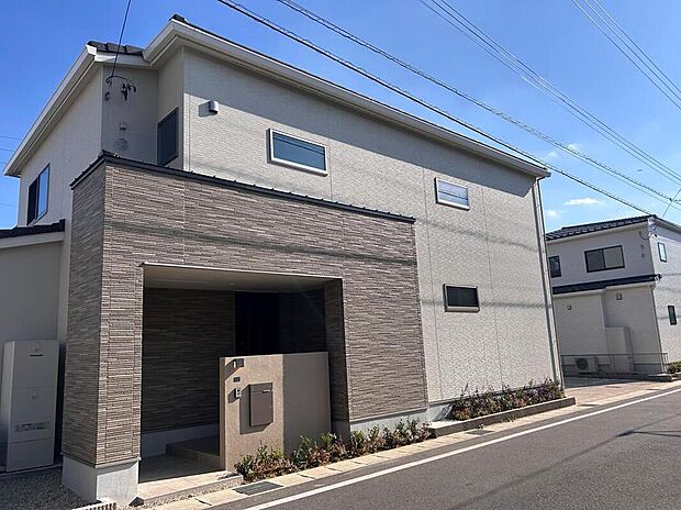 【【B-8棟　外観】】外壁が周囲の街並みと青空に映えるお洒落な仕上がり！周囲には高い建物のないエリア。青い空が大きく感じられ、開放感をご体感いただけます。