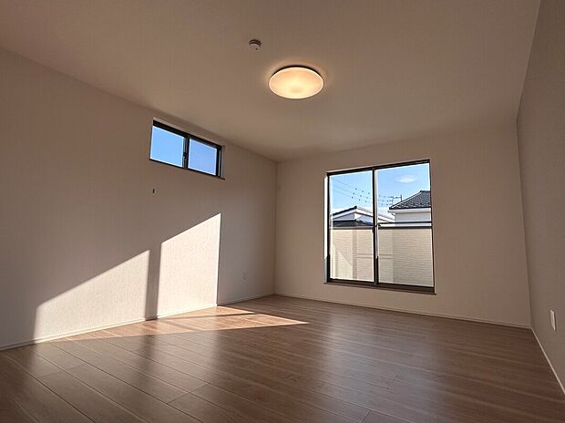 【【B-8棟　主寝室】】バルコニーに面しており、開放感溢れる主寝室。落ち着いた印象のアクセントクロスを採用し、眠りに落ちるまでの時間も静かにお過ごしいただけます。