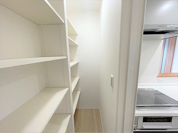 【【A棟　パントリー】】食品や食器などを収納できるパントリー。普段はあまり使わない調理器具や入りきらない調味料類をしまうなど、使い勝手は多様。備蓄庫として機能性だけではなく見た目にも優れた収納です！