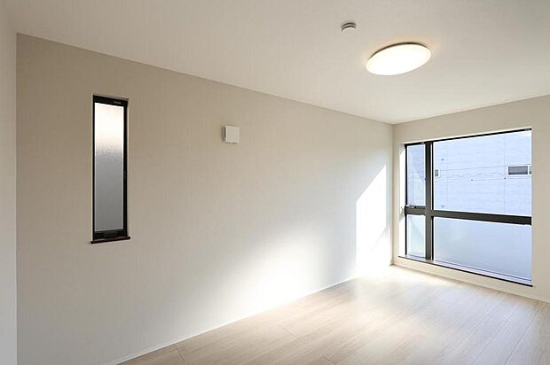 【【C棟　洋室A】】お子さまのお部屋や、趣味のスペースとしてもご活用いただけます。ライフスタイルに合わせて柔軟に対応できる8.1帖のお部屋です。