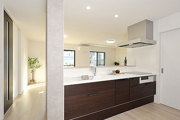 【【C棟　キッチン】】作業台、シンクが一体型で、お手入れ簡単。人造大理石で清潔感と高級感をプラス。
広いキッチンで効率よくお料理できれば、忙しい毎日に少しでも時間にゆとりが生まれます。