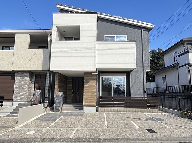 【【A棟　外観】】流行に左右されず、将来にわたって価値が継続する凛とした佇まい。おしゃれな雰囲気や自然の潤い、親しみやすさといった暮らしを豊かにしてくれる住空間です。