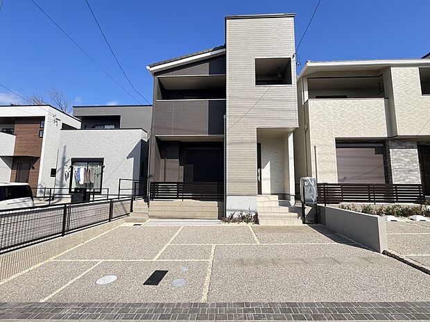 【【C棟　外観】】シックで落ち着いた色合いが魅力的な住まいです。駐車場を3台確保し、セカンドカーの所有や、お車で来客の際もスムーズにご案内できます。