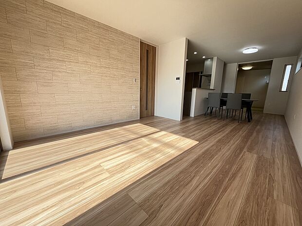 【【A棟　LDK】】動線を確保した間取りなので、ダイニングテーブルやソファー、ローテーブルなどの家具もしっかりと配置できます。ゆったりとした広さの空間でご家族団らんの時間をお過ごしいただけます。