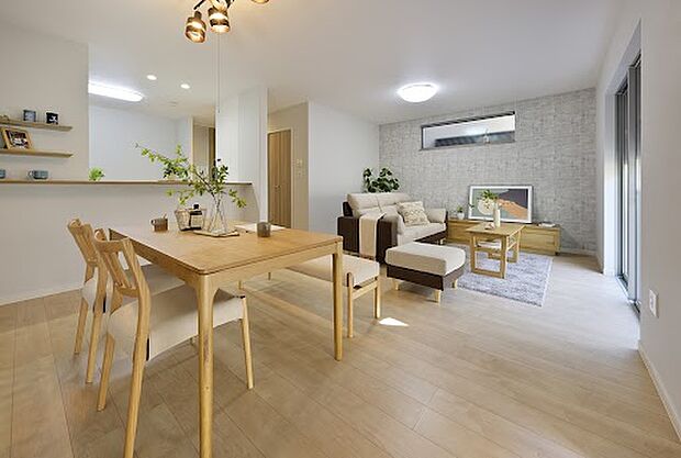 【【LDK同仕様】】対面式キッチンを配し、ご家族とのコミュニケーションが取りやすい間取りです。LDでお過ごしのご家族を見守ったり、お子様と今日一日の出来事をお話したりできます。