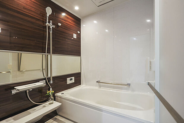 【【浴室同仕様】】限られた空間を広く見せるワイドミラー採用の1坪バスルーム。ゆったり足が伸ばせるので、毎日の疲れを癒すバスタイムを実現。ご家族みんなでも入れます。浴室暖房乾燥機付きで浴室内干しも可能！