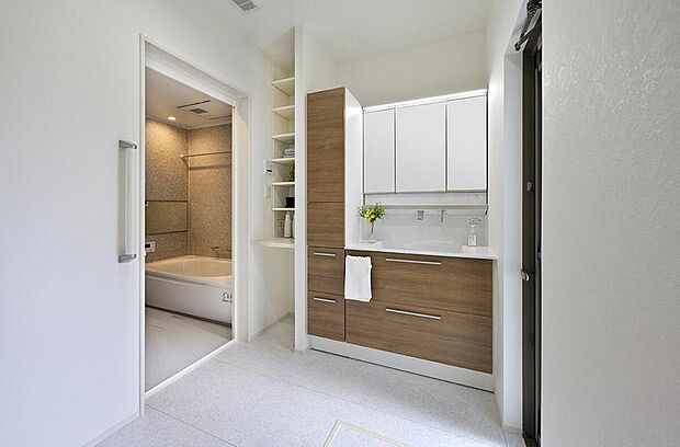 【【洗面室同仕様】】一日の始まりの朝、歯磨きをしたりメイクや髪をセットしたりする際に使いやすさが考えられた三面鏡です。シャワー付き水栓で洗面台でのシャンプーや毎日の掃除に大変便利です。