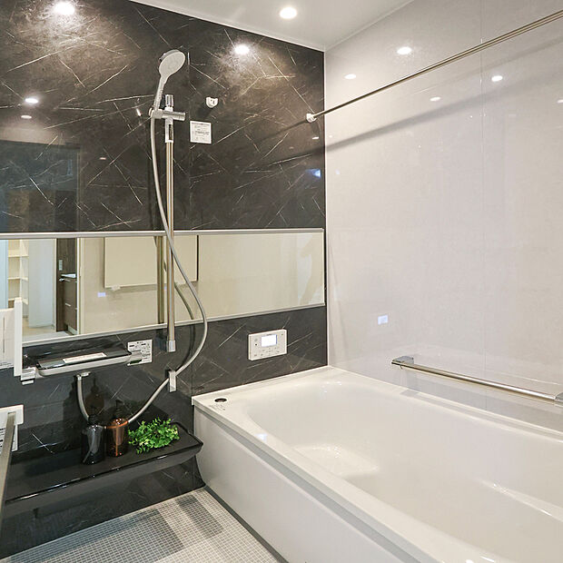 【【浴室同仕様】】浴室暖房乾燥機付きで雨の日でも洗濯物が干せるので、忙しい共働きのご家庭でも大活躍です。様々な機能があり入浴前後に重宝します。