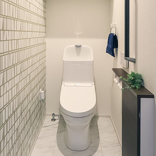 【【トイレ同仕様】】温水洗浄便座付きで、お尻を優しく洗え、寒い時期などあたたかい便座に座ることができます。菌などの感染から身を守ることにもつながり衛生的です。