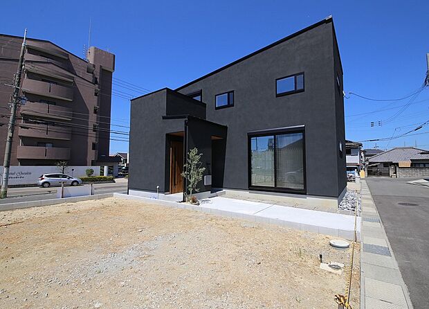 【外観(3)】無駄をそぎ落としたシンプルなフォルムが、街並みに静かで上質な存在感を添える佇まいです。