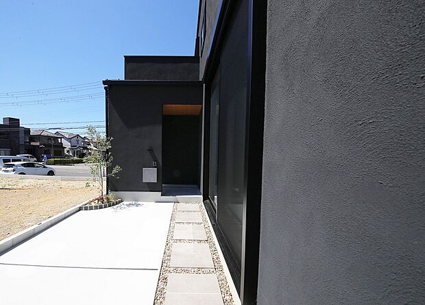 【外観(4)】シンプルな外構にすることで、建物の存在感が引き立ちます。