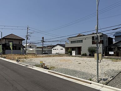 各号地、土地、標準仕様建物（消費税含）、標準外構費が含まれた金額です。 