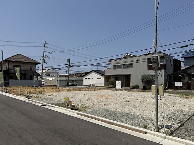 各号地、土地、標準仕様建物（消費税含）、標準外構費が含まれた金額です。