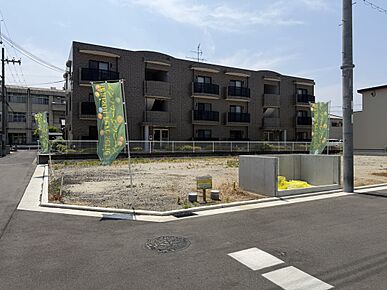 土地、標準仕様建物（消費税含）、標準外構費が含まれた金額です。 