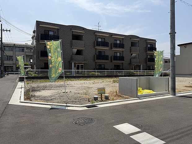 土地、標準仕様建物（消費税含）、標準外構費が含まれた金額です。