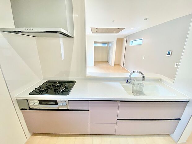 【キッチン】広々としたカウンターキッチン。夫婦やお子様と一緒に料理をしても十分な広さです。