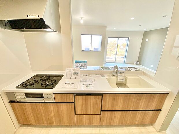 【キッチン】広々としたカウンターキッチン。夫婦やお子様と一緒に料理をしても十分な広さです(4号棟)