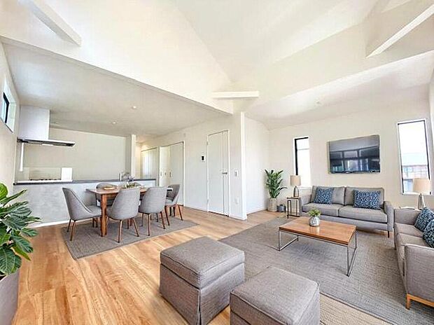 【リビングダイニング】自然と家族が集まりたくなる、吹抜けのある明るい開放的なリビングです。家族との時間が楽しみになります。